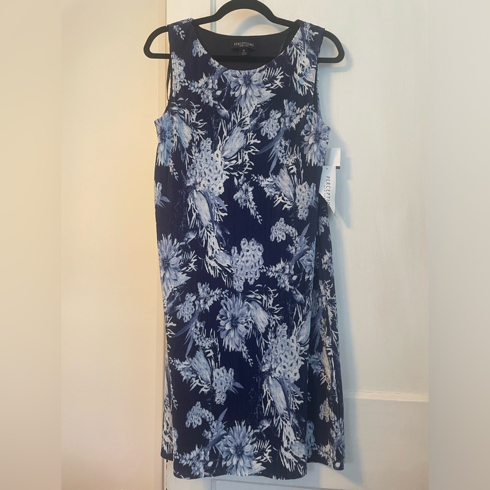 New‎ with tags Navy /white flower dress